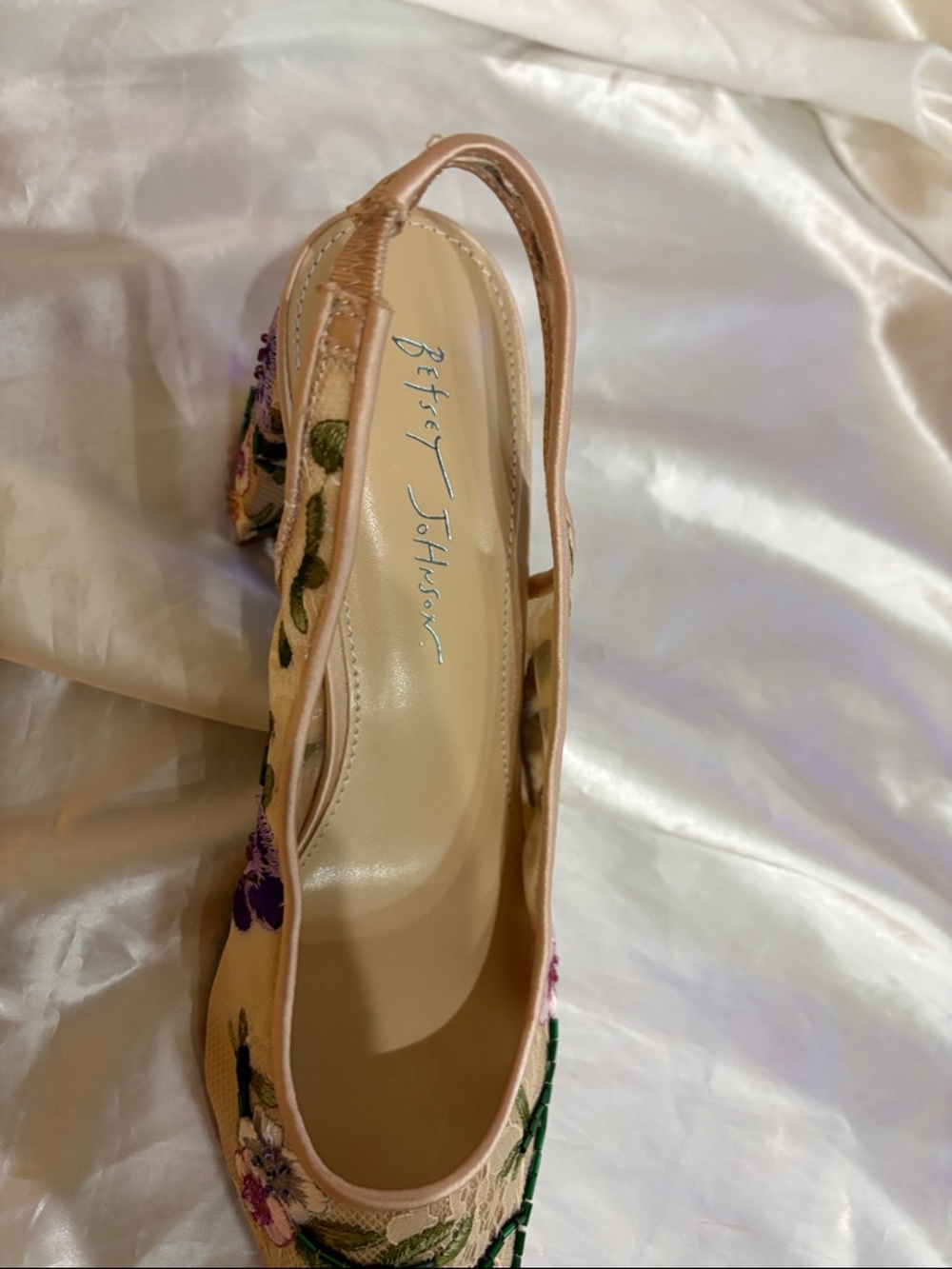Betsey Johnson Beige Slingback Pumps with Magenta Floral Embroidery NWOT - Picture 6 of 8